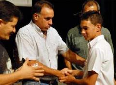 Recibe Elián González carné de la Unión de Jóvenes Comunistas de Cuba de manos de su Primer Secretario